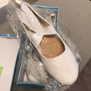 Women’s Brand New White ballet flats, size 8